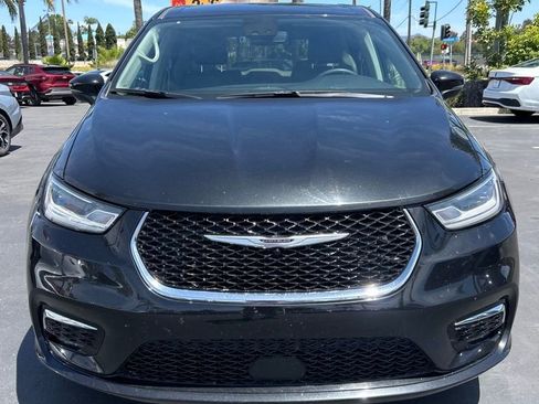 Used 2023 Chrysler Pacifica Touring-L FWD image 5
