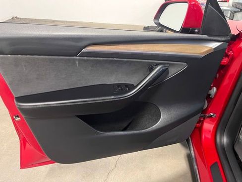 Used 2022 Tesla Model Y Long Range image 24