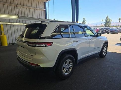 Used 2024 Jeep Grand Cherokee Laredo AWD/4WD image 3