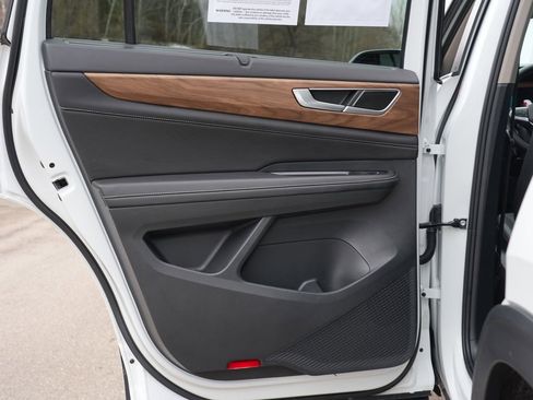 Used 2025 Volkswagen Atlas SE image 21