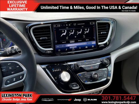 Used 2024 Chrysler Pacifica Touring-L FWD image 9