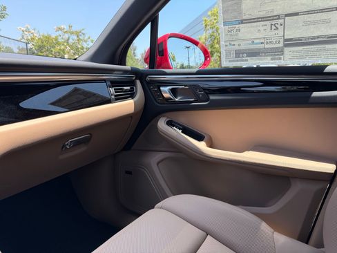 Used 2025 Porsche Macan image 24