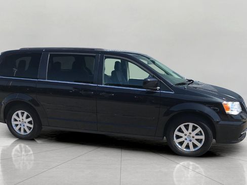 Used 2016 Chrysler Town & Country LX FWD image 9