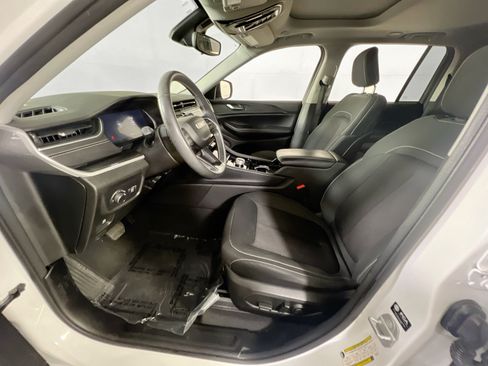 Used 2023 Jeep Grand Cherokee Laredo w/ Luxury Tech Group I AWD/4WD image 20