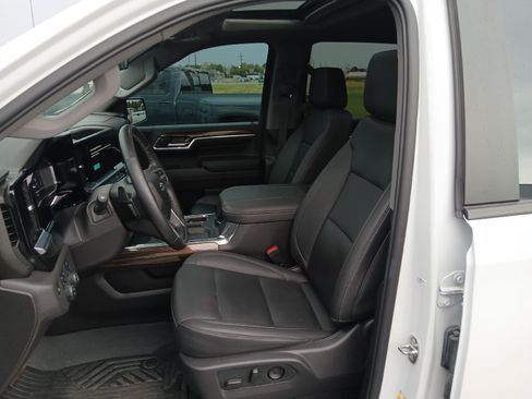 Used 2024 Chevrolet Silverado 1500 LT Trail Boss w/ Convenience Package II AWD/4WD image 14