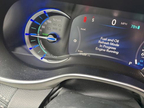 Used 2024 Chrysler Pacifica Premium FWD image 13