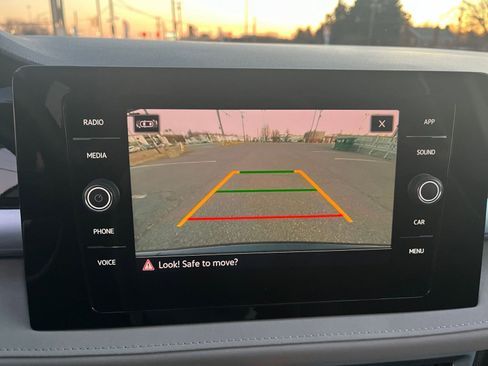 Used 2025 Volkswagen Taos SE image 17