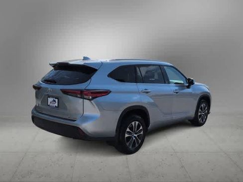 Used 2022 Toyota Highlander XLE AWD/4WD image 8