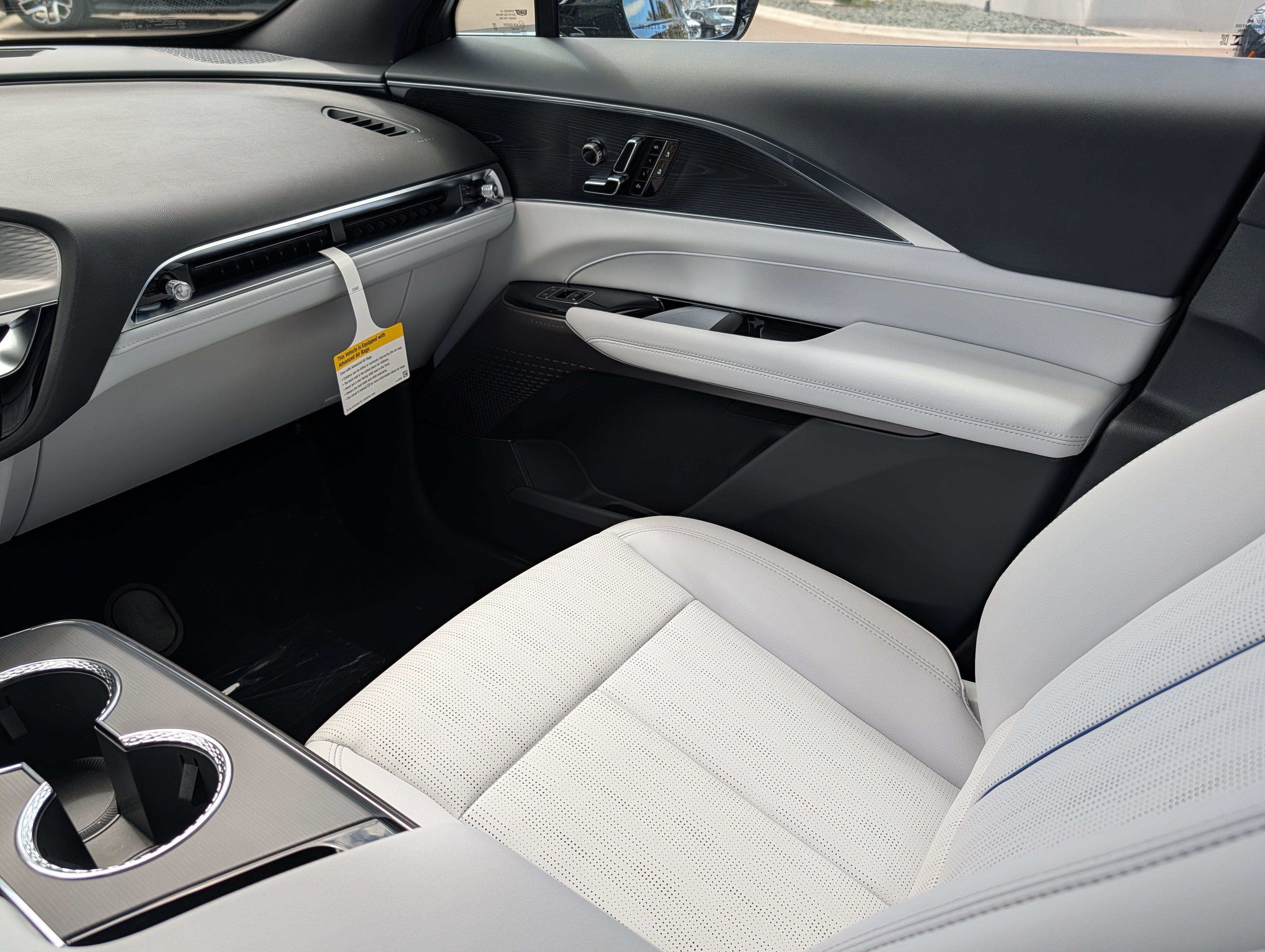 Used 2026 Cadillac Lyriq Luxury w/ LPO, Floor Liner Package AWD/4WD image 9