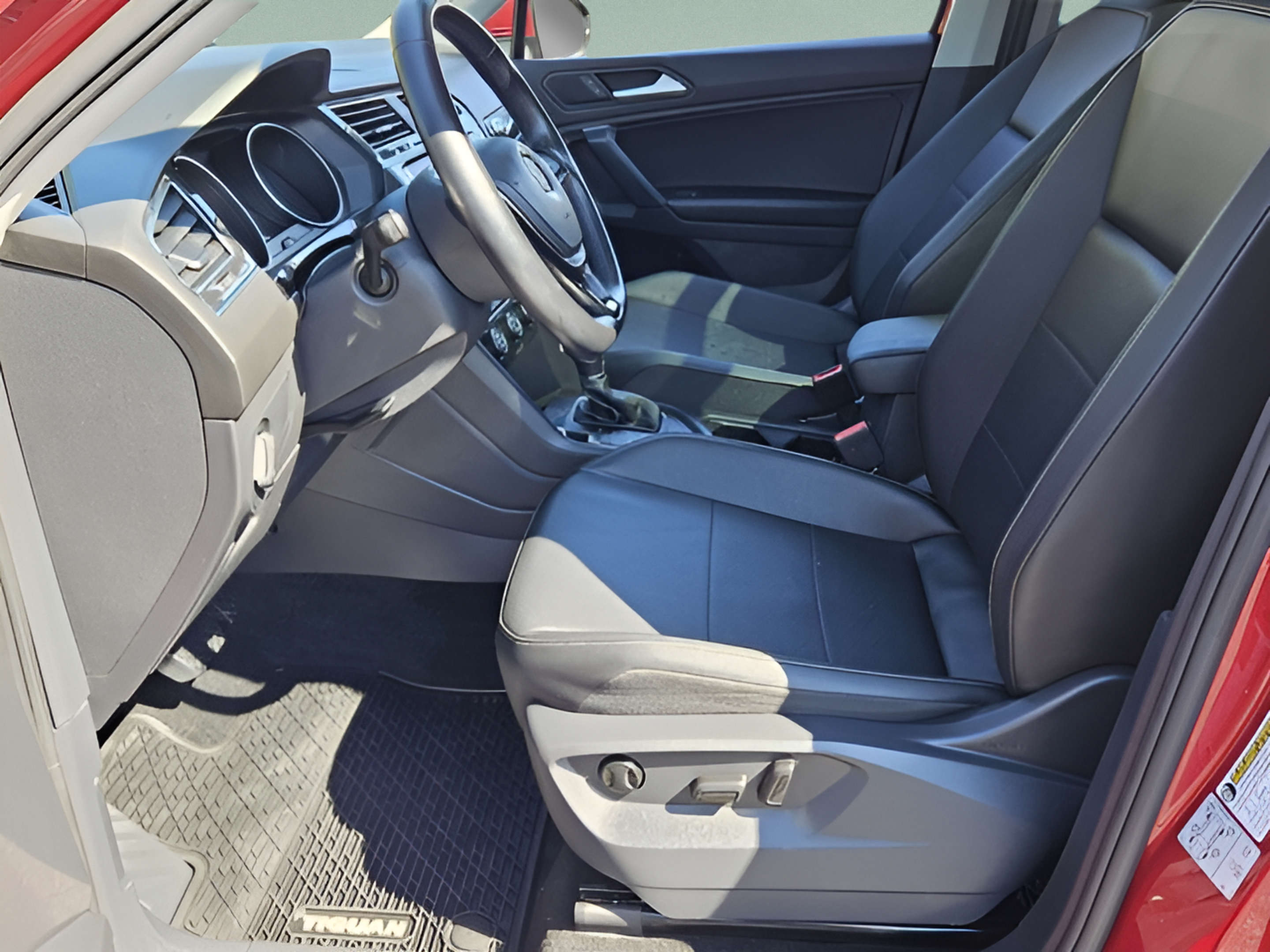 Used 2019 Volkswagen Tiguan SE w/ Panoramic Sunroof Package FWD image 13