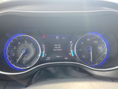 Used 2024 Chrysler Pacifica Touring-L FWD image 16