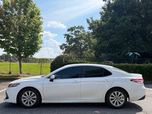 Used 2018 Toyota Camry LE FWD image 2
