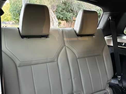 Used 2018 Land Rover Discovery SE image 32