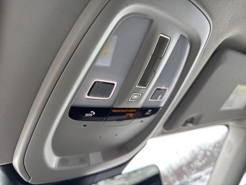 Used 2022 Volvo XC60 B5 Momentum image 17