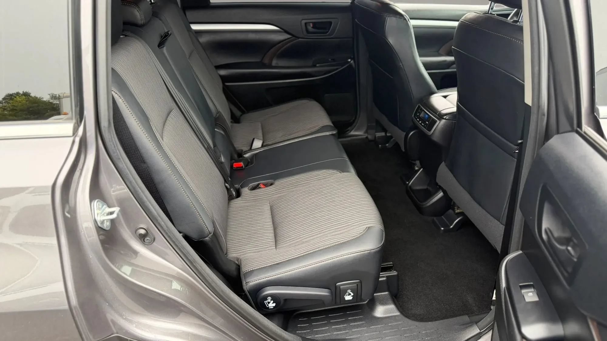 Used 2017 Toyota Highlander Plus AWD/4WD image 20