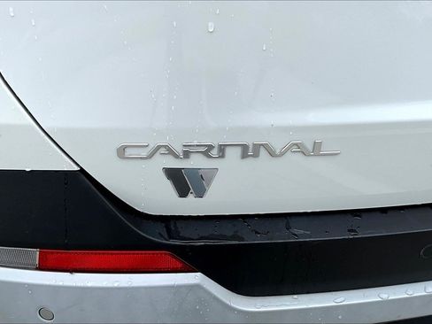 Used 2025 Kia Carnival FWD image 24