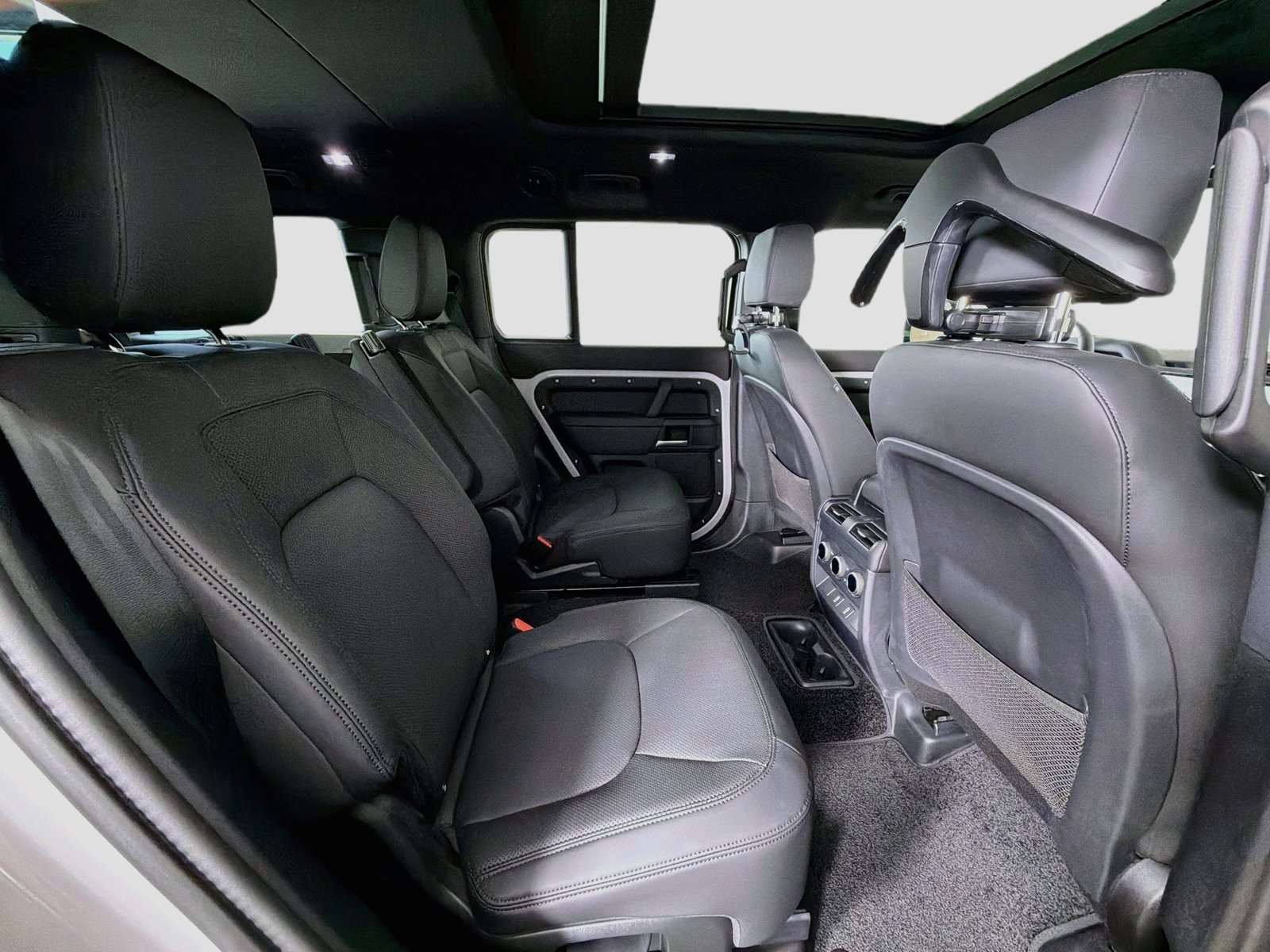 New 2026 Land Rover Defender 130 X-Dynamic SE AWD/4WD image 32