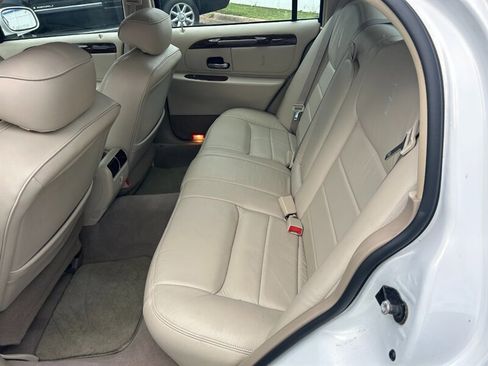 Used 2002 Lincoln Town Car Executive RWD image 10