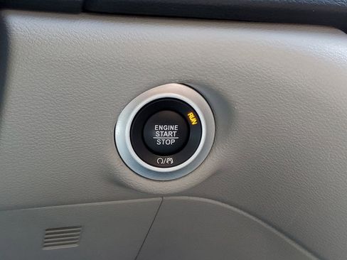 Used 2024 Chrysler Pacifica Touring-L image 22