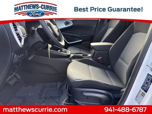 Used 2025 Kia Soul LX w/ LX Technology Package FWD image 9