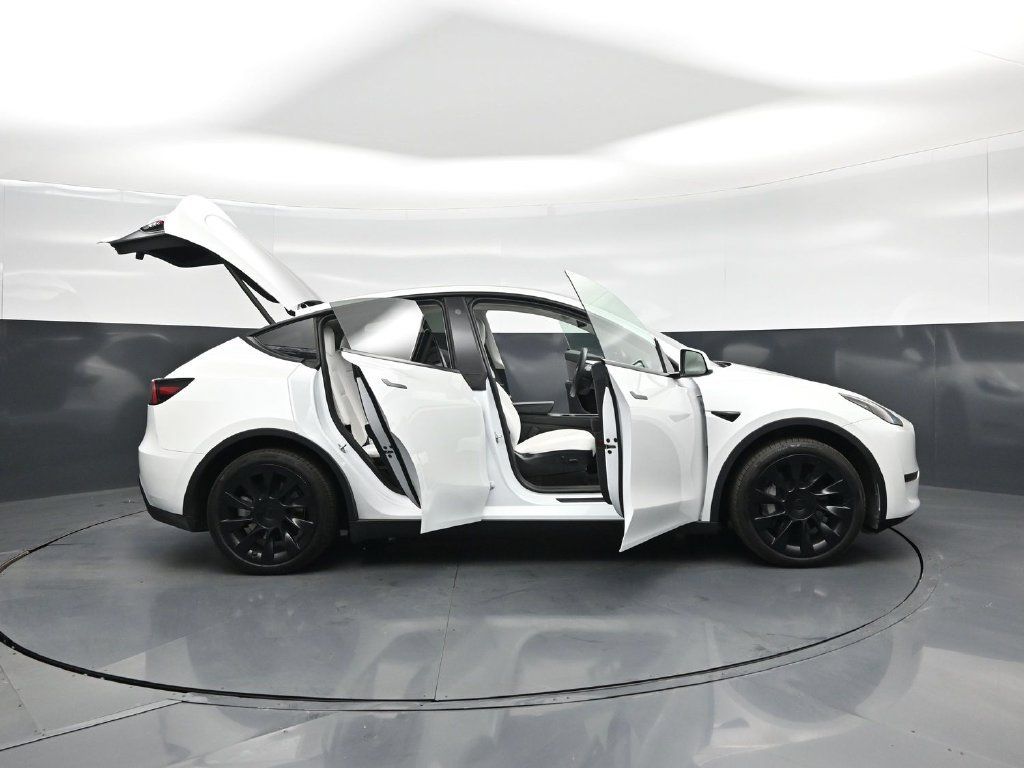 Used 2023 Tesla Model Y Long Range AWD/4WD image 3