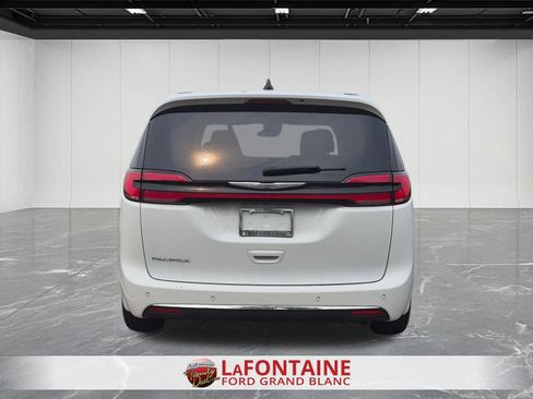 Used 2023 Chrysler Pacifica Touring-L FWD image 4