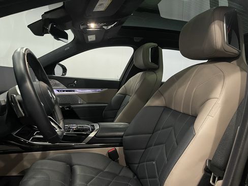 Used 2024 BMW i7 xDrive60 w/ Executive Package image 15