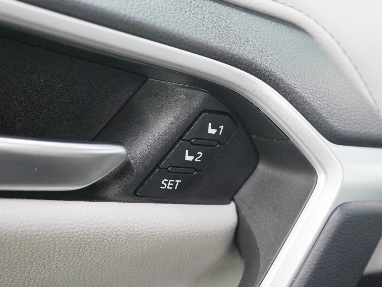 Used 2023 Toyota RAV4 Limited AWD/4WD image 23