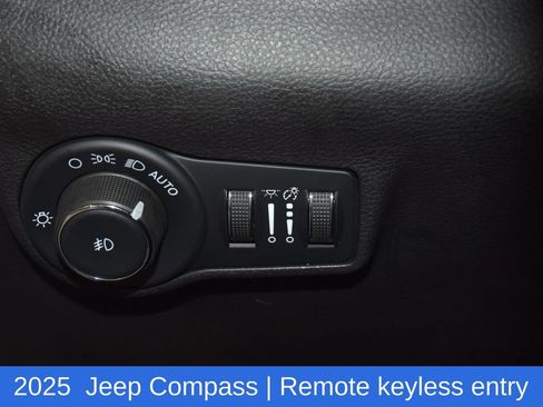 Used 2025 Jeep Compass Trailhawk AWD/4WD image 9