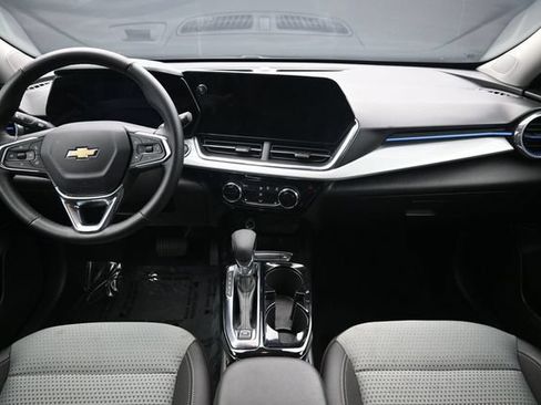 Used 2025 Chevrolet Trax LT w/ LT Convenience Package FWD image 18