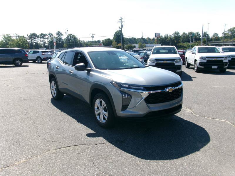 Used 2025 Chevrolet Trax LS w/ Driver Confidence Package FWD image 13