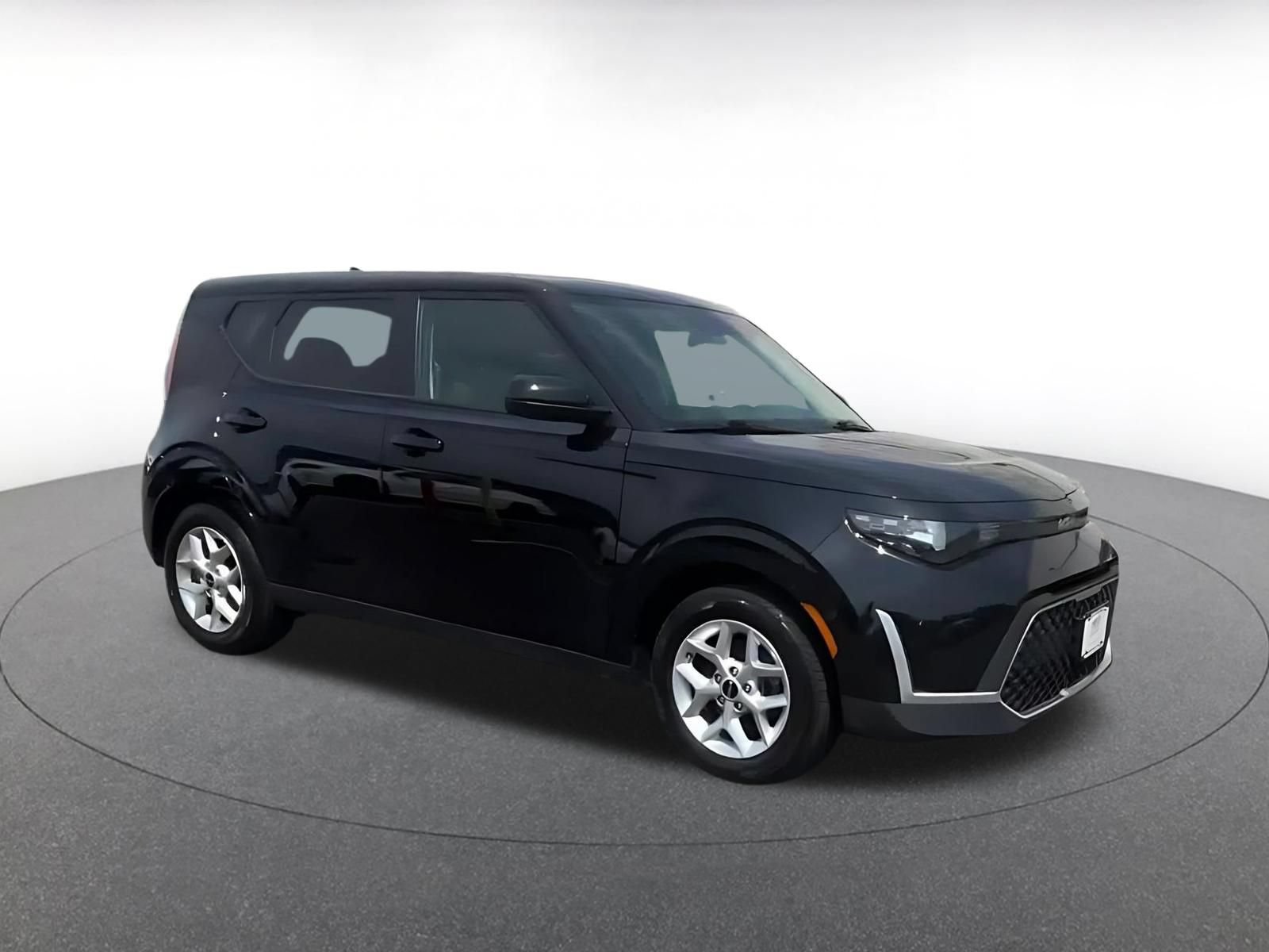 Used 2025 Kia Soul LX w/ LX Technology Package FWD image 2
