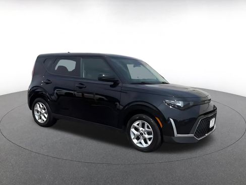 Used 2025 Kia Soul LX w/ LX Technology Package FWD image 2