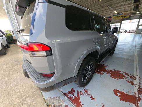 Used 2025 Lexus GX 550 w/ Accessory Package (2T) image 5