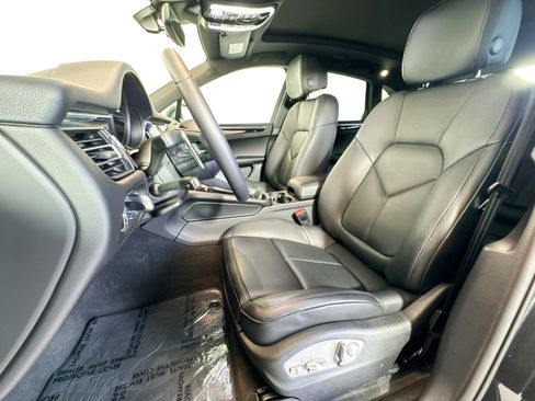 Certified 2025 Porsche Macan image 5