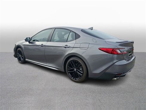 Used 2025 Toyota Camry SE image 6