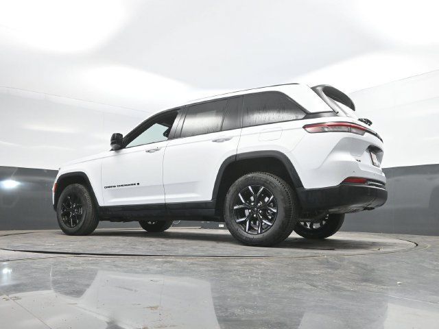 Used 2024 Jeep Grand Cherokee Altitude AWD/4WD image 52