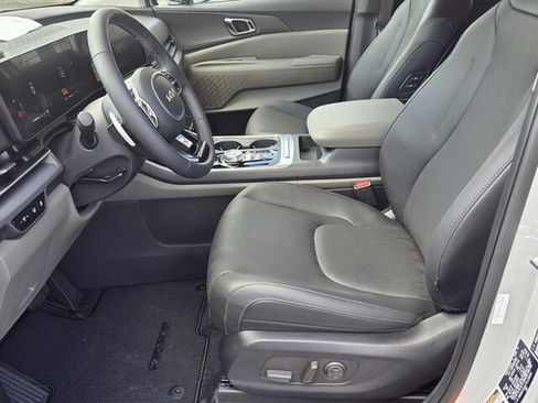 Used 2026 Kia Carnival EX image 7