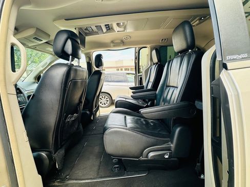 Used 2014 Chrysler Town & Country Touring FWD image 14