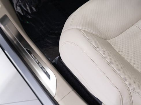 Used 2025 Land Rover Range Rover SE image 12