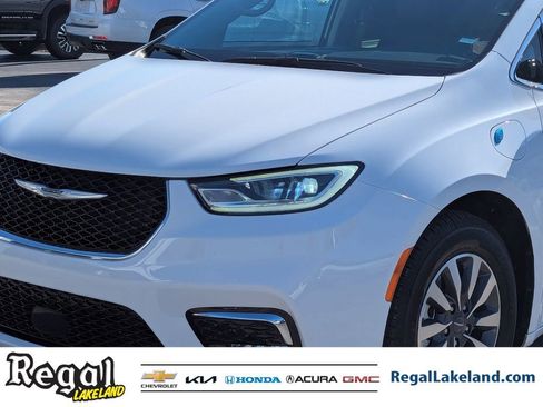 Used 2024 Chrysler Pacifica Select image 6