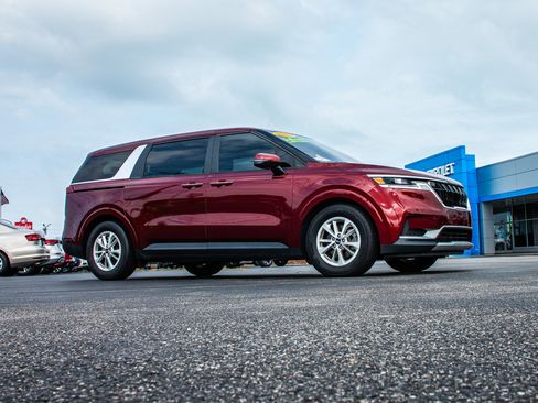 Used 2023 Kia Carnival LX image 2