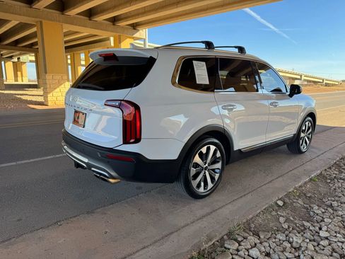 Used 2022 Kia Telluride EX w/ EX Premium Package image 3
