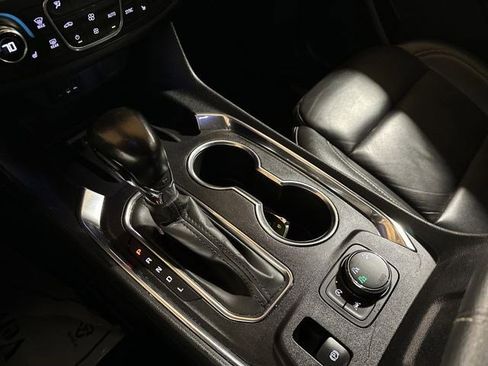 Used 2022 Chevrolet Traverse LT image 17