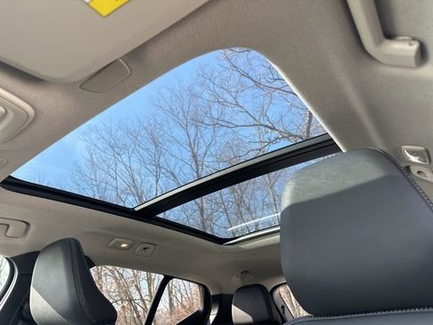 Certified 2025 Volvo XC40 B5 Core image 18