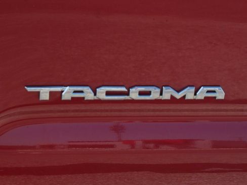 Used 2018 Toyota Tacoma SR5 AWD/4WD image 16