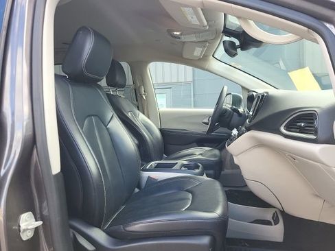 Used 2023 Chrysler Pacifica Touring-L image 15