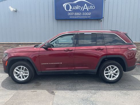 Used 2023 Jeep Grand Cherokee Laredo AWD/4WD image 1
