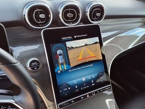 Used 2025 Mercedes-Benz GLC 300 image 6