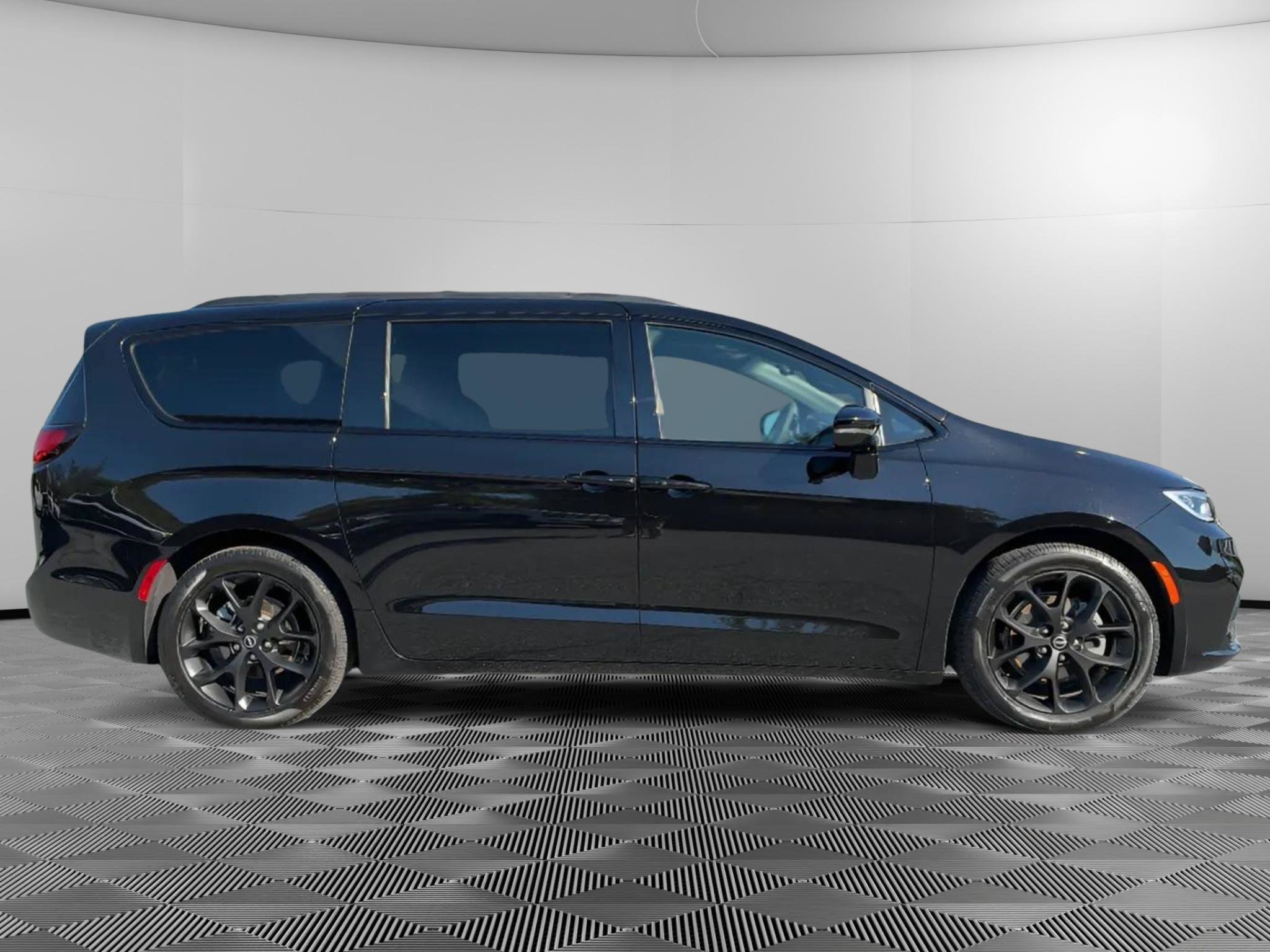 Used 2025 Chrysler Pacifica Limited FWD image 6